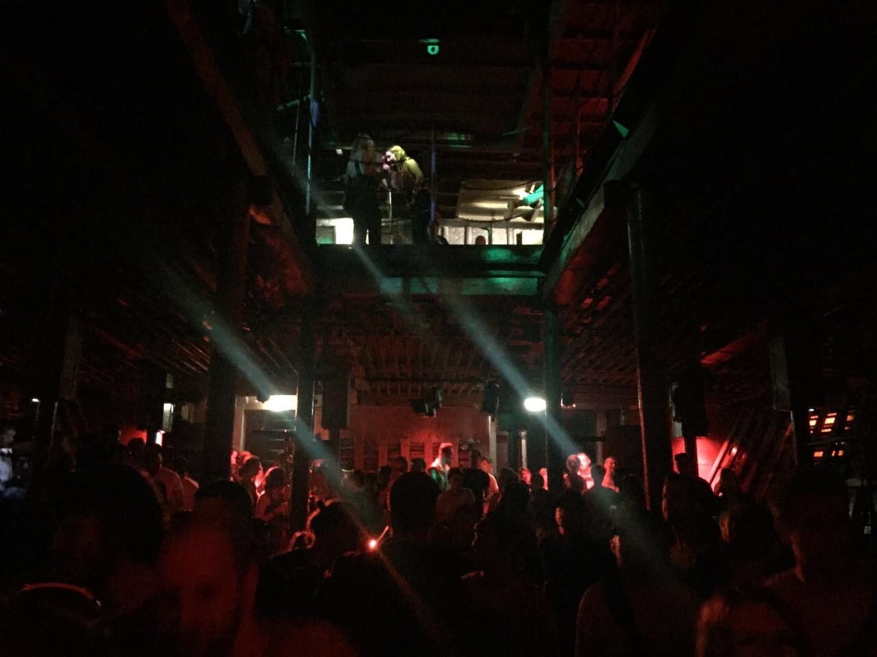 Volle Tanzfläche im Club