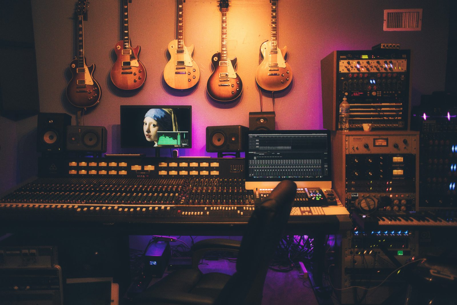 Studio mit Mischpult, Monitoren und Gitarren
