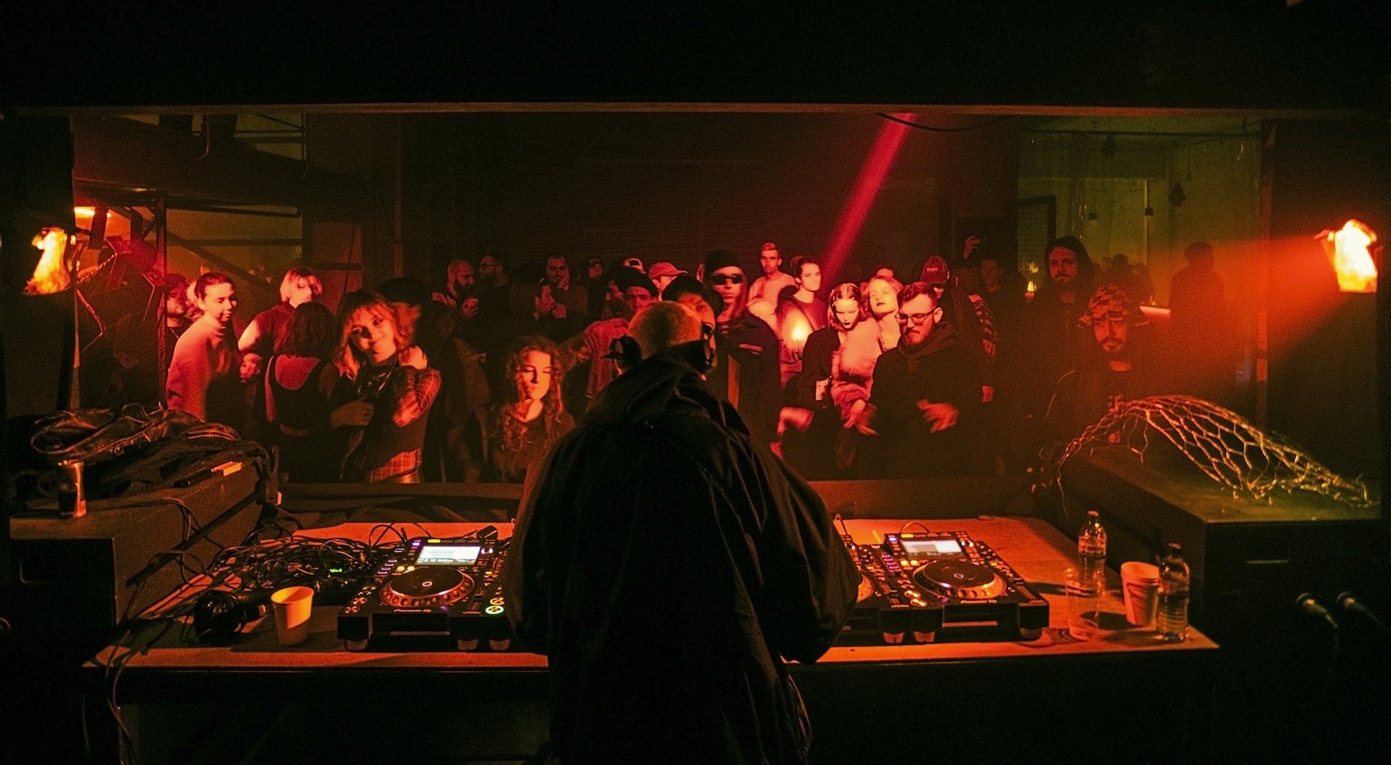 DJ vor einer tanzenden Menge